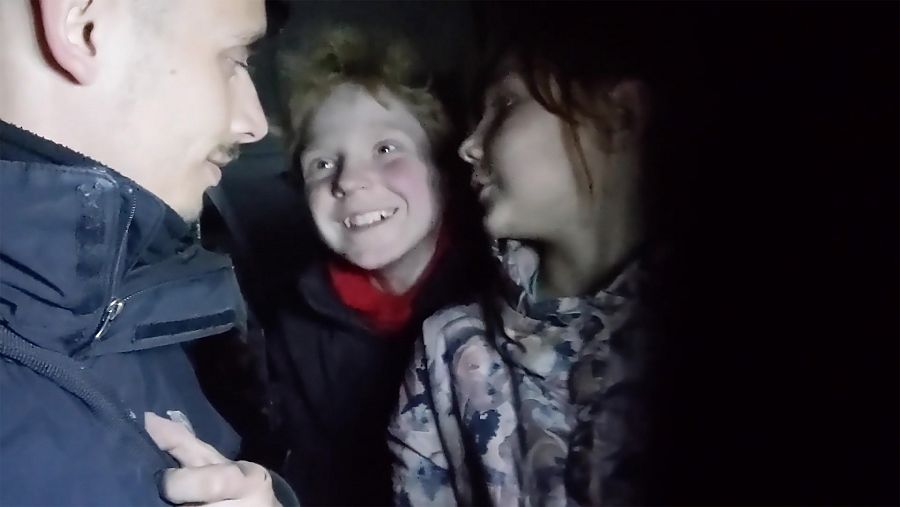 Niños bromean con reportro en un sótano