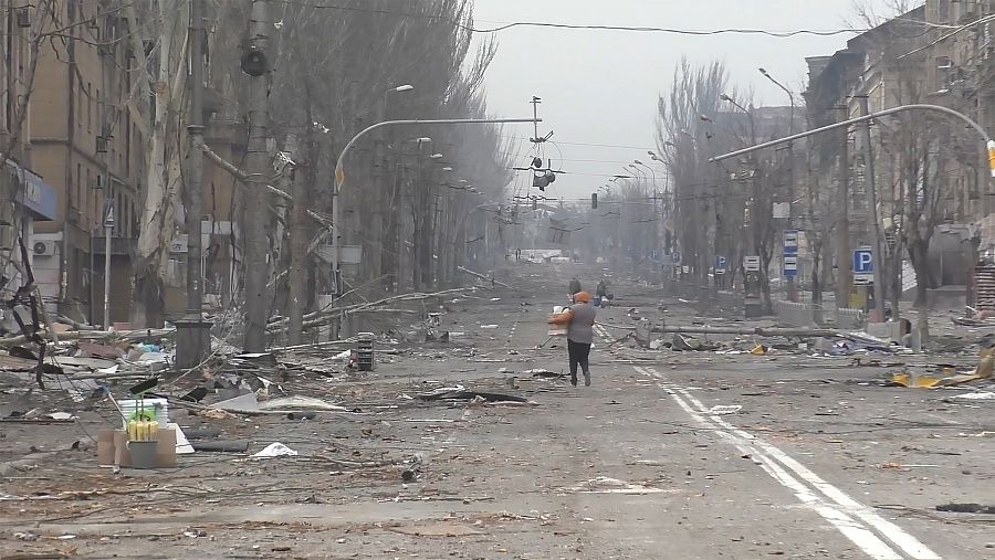 Una calle devastada por la guerra en Mariúpol