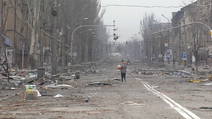 Una calle devastada por la guerra en Mariúpol