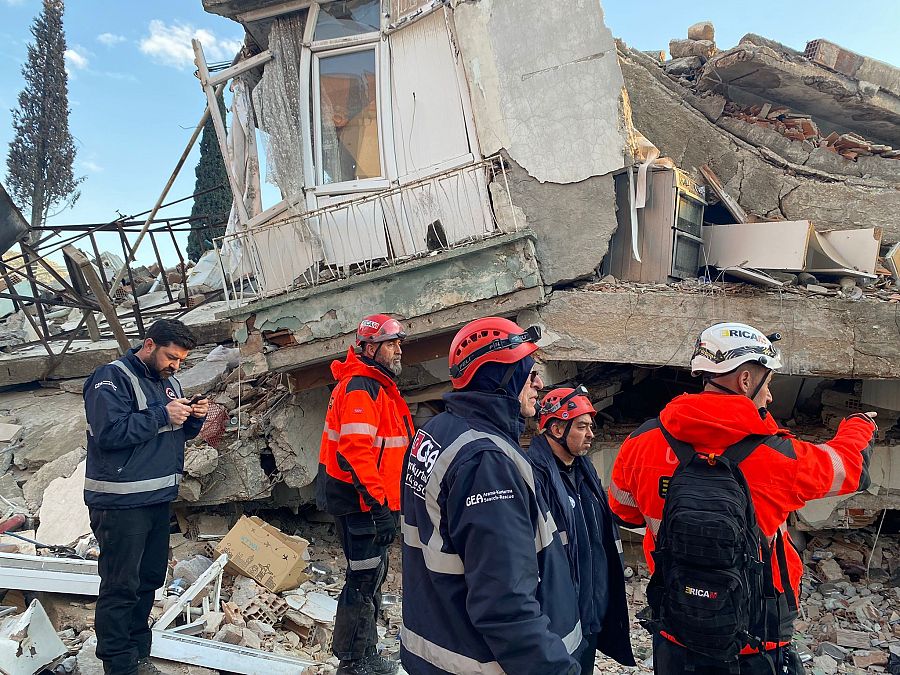 Los rescatistas españoles trabajan entre los edificios derruidos en Antioquia