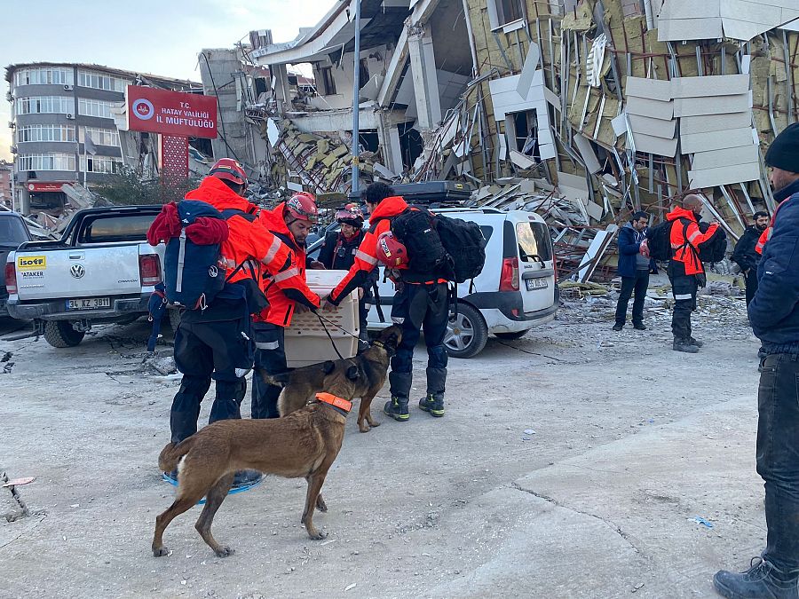 Mia y Farah durante las labores de búsqueda entre los edificios derruidos