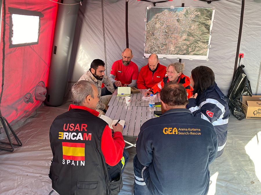 Una reunión con la organización turca GEA, hermanada con Ericam, en el interior de una tienda de campaña