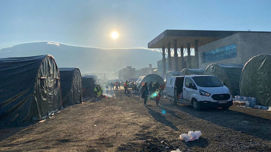 Muchos duermen en tiendas por temor a las réplicas