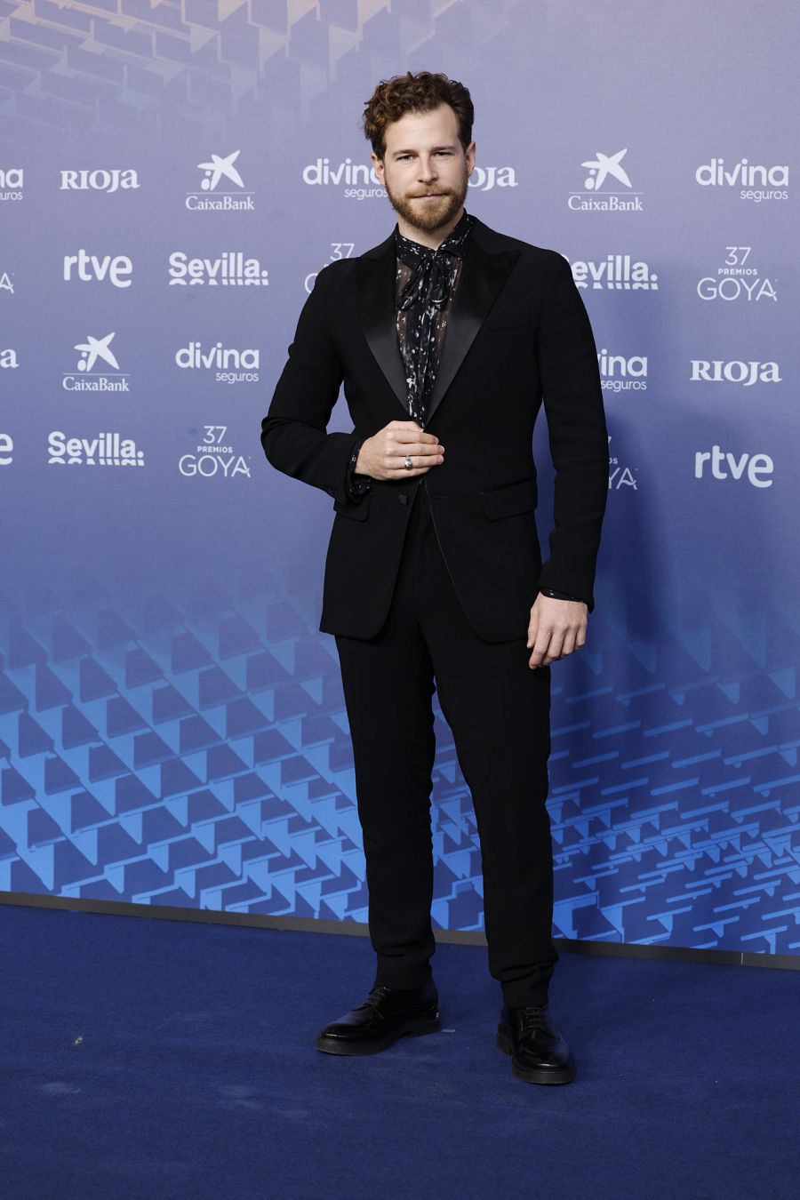 Álvaro Cervantes en la alfombra roja de los Goya 2023