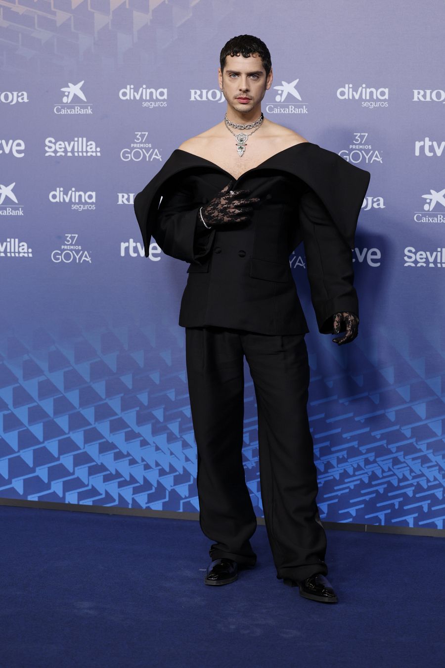 Eduardo Casanova en la alfombra roja de los Premios Goya