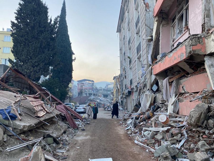 Un grupo de personas observa los escombros de un edificio tras el terremoto en Antioquia