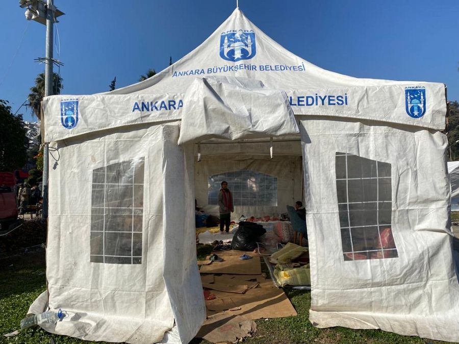 Una niña dentro de una de las tiendas instaladas en el parque Vali Ürgen en Antioquia