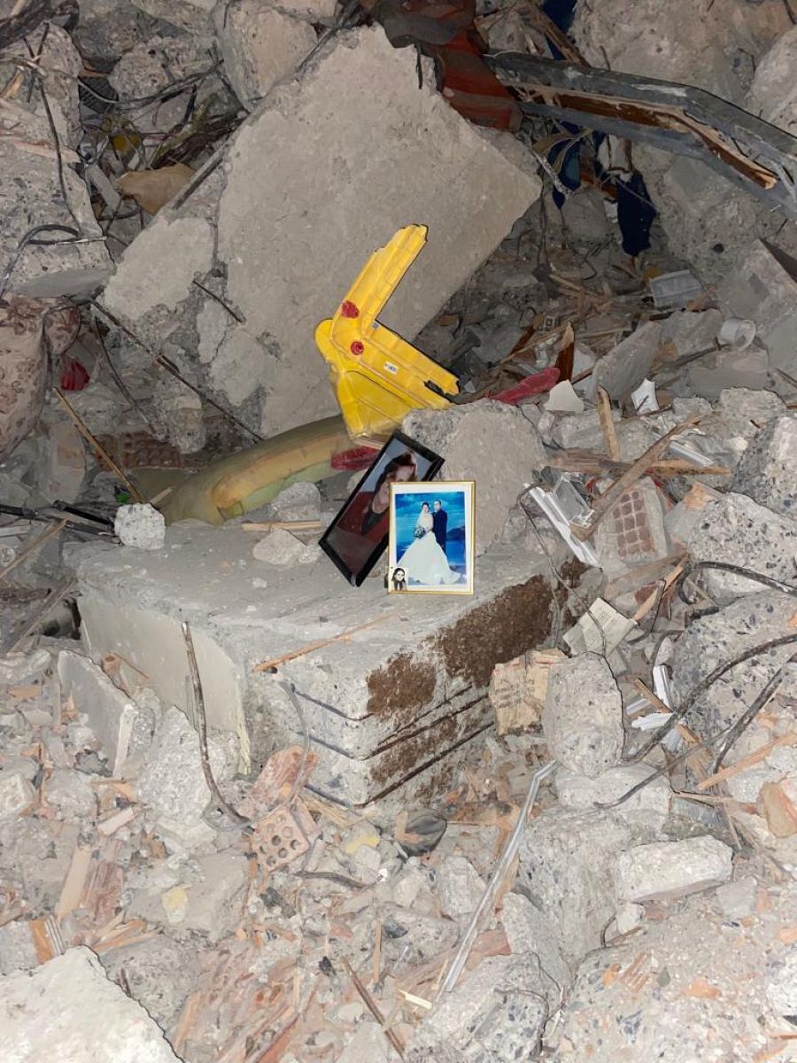 Varias fotografías sobre un montón de escombros en Iskenderun