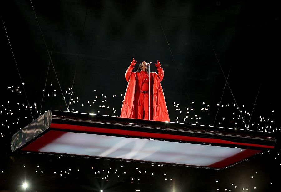 Rihanna canta sobre una pasarela flotante durante el descanso de la Super Bowl 2023.