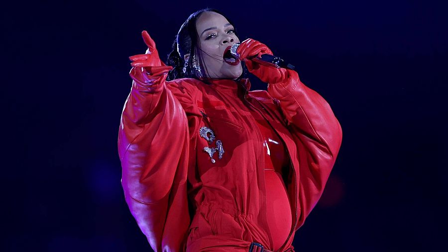La cantante Rihanna actúa durante el descanso de la Super Bowl 2023.