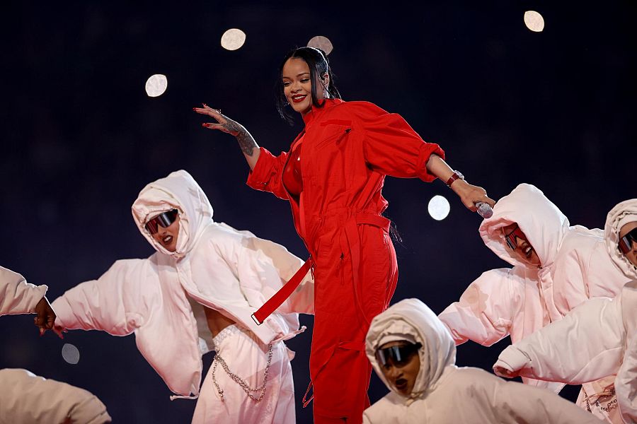 Rihanna junto a sus bailarines en el concierto de la Super Bowl 2023.