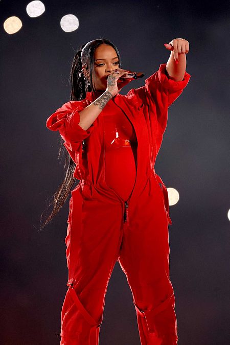 Rihanna cantando en la Super Bowl 2023.
