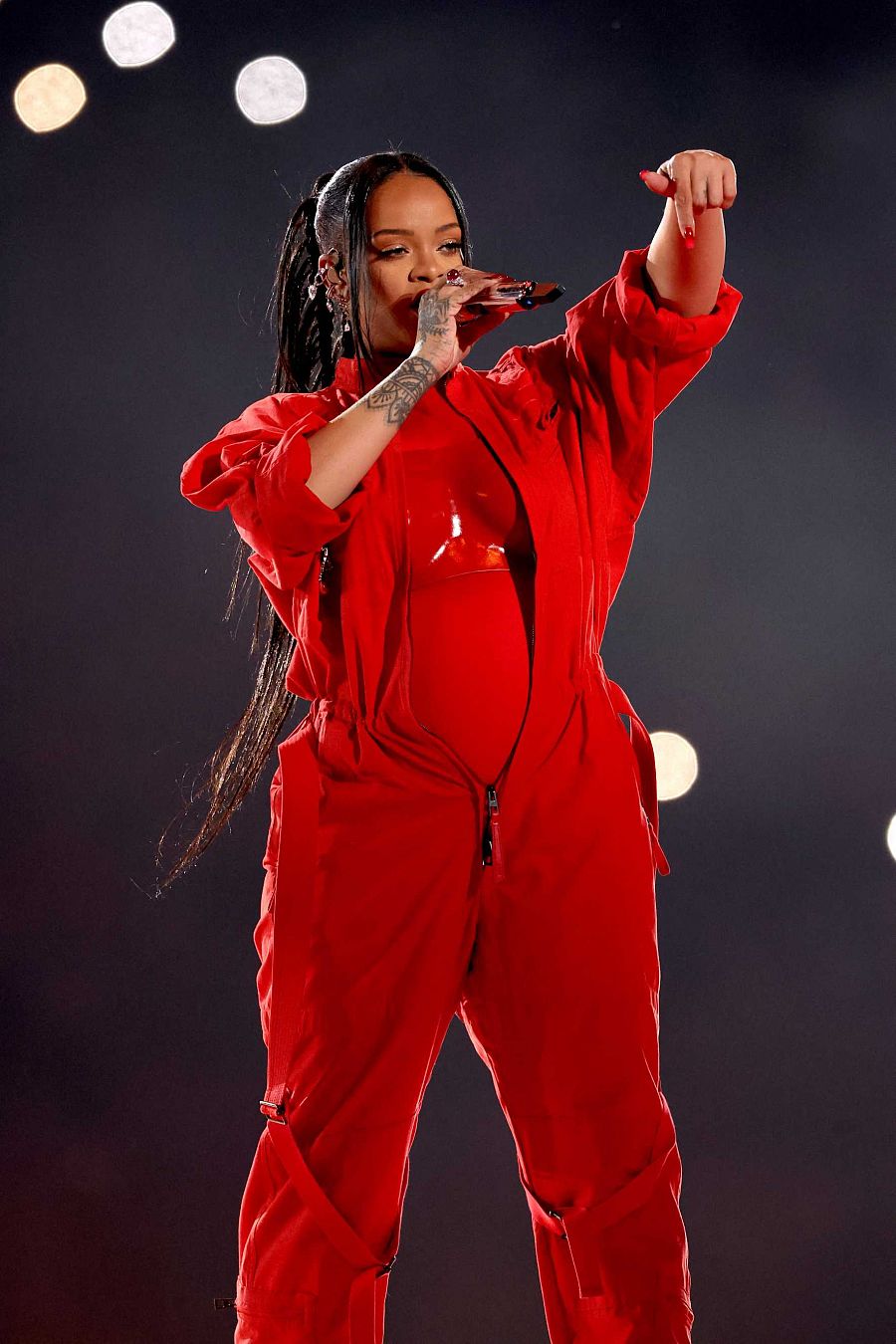 Rihanna cantando en la Super Bowl 2023.