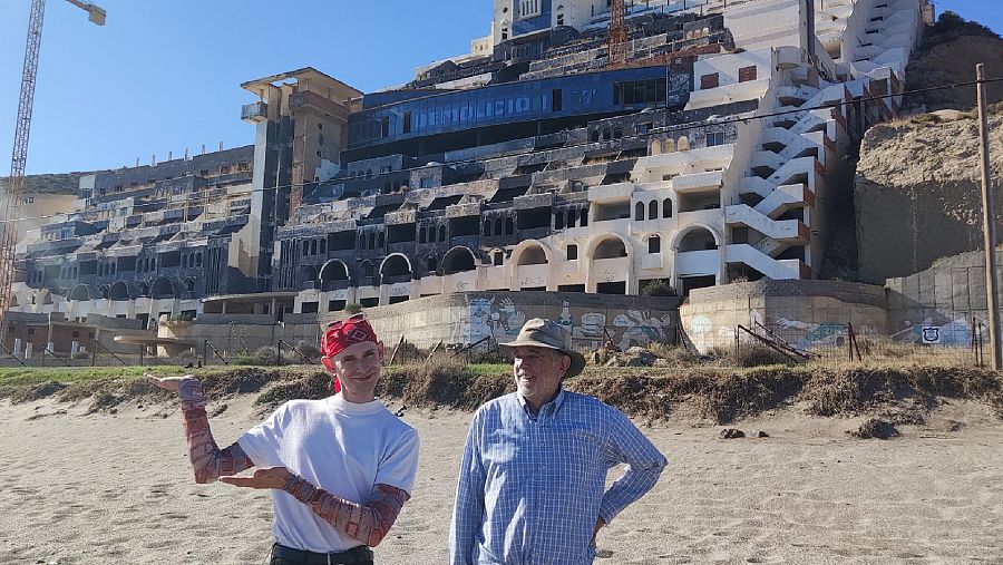 Erik Harley y José Ignacio Domínguez en la playa del Algarrobico