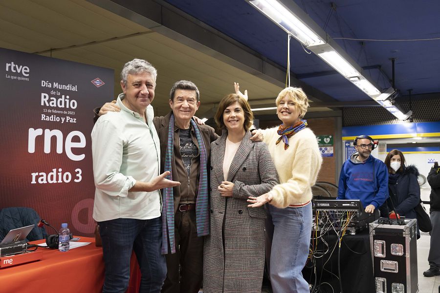 'A media mañana' de RNE, con Samantha Villar, Carlos Santos, Ramón Arangüena y Tania Llasera, desde el Metro de Moncloa en el Día Mundial de la Radio