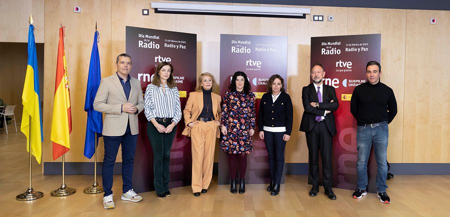 RTVE celebra el Día Mundial de la Radio y enciende la señal de la radio pública ucraniana. Con la asistencia de Alfredo Menéndez, Amapola Blasco, Elena Sánchez Caballero, Isabel Castro, Verónica Ollé, Ángel García Castillejo y Mariano Montalbán.