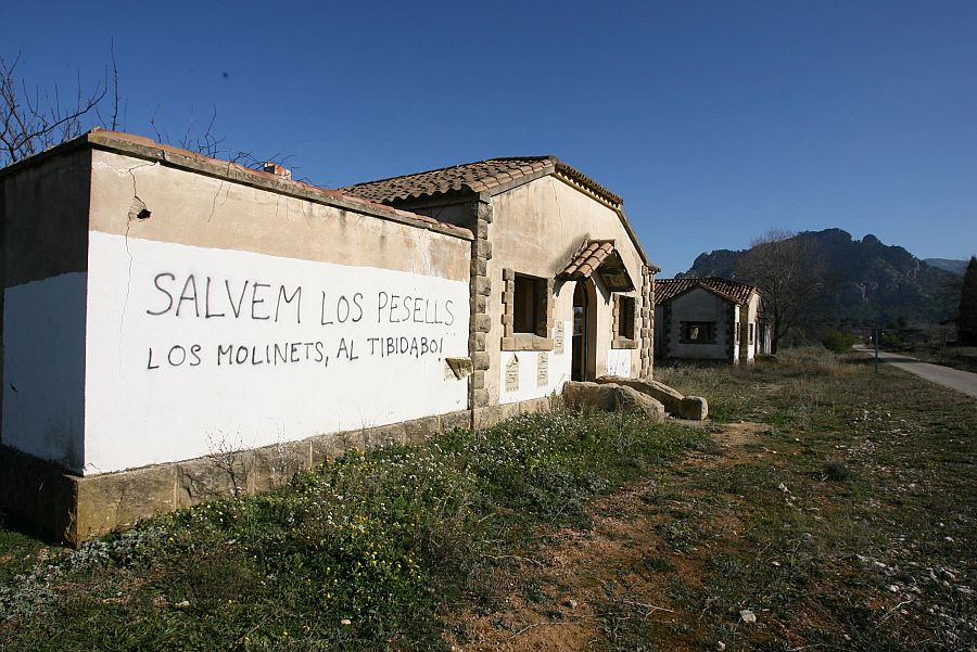Pintadas contra la instalación de molinos en la zona de la que habla el libro de Franquesa, en 2006