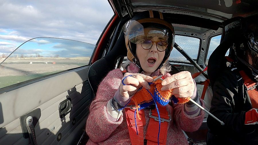 Abuelita montada en un coche de carreras con Álex Pérez