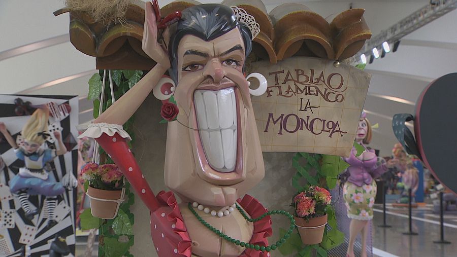 Pedro Sánchez como un ninot de sevillana