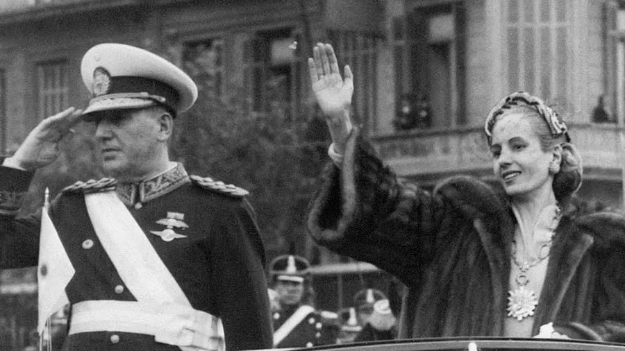 Juan Domingo Perón junto a Evita Perón en un coche recorriendo las calles de Buenos Aires