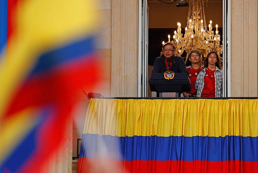 El presidente de Colombia, Gustavo Petro, pronuncia un discurso durante una manifestación en apoyo a sus reformas sociales.