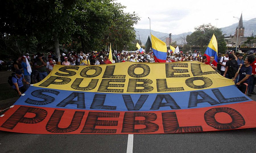 Ciudadanos se manifiestan en apoyo al Gobierno de Gustavo Petro, en Medellín, Colombia.