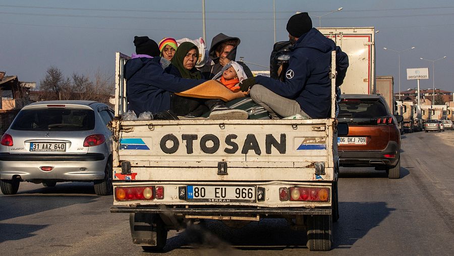 Una familia abandona la provincia de Hatay, en el sur de Turquía y golpeada por el terremoto, el pasado 13 de febrero. REUTERS/Umit Bektas