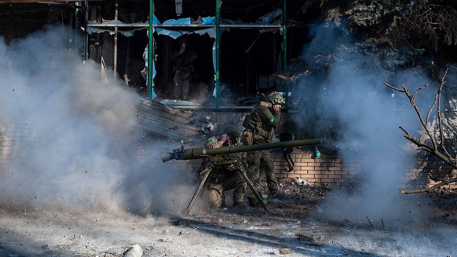 Militares ucranianos lanzar granadas a las tropas rusas en la línea de frente de la ciudad de Bajmut