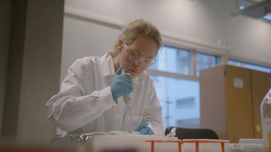 Una joven científica en un laboratorio