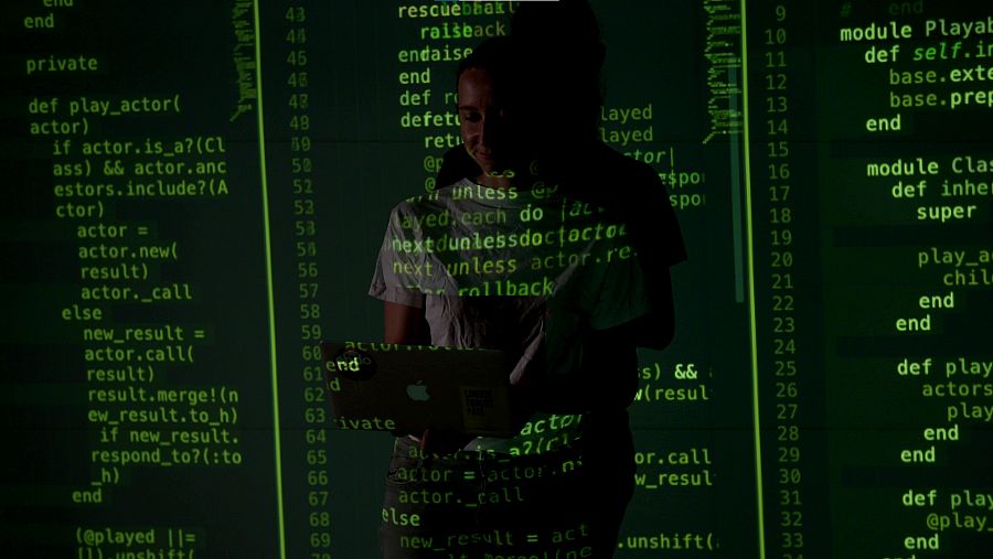 Reflejo mujer en una pantalla tecnológica