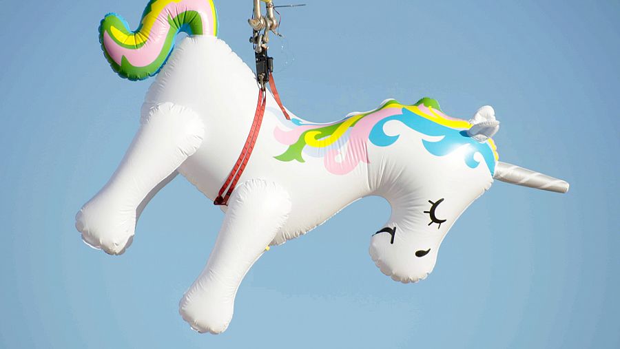 Unicornio hinchable a 60 metros de altura