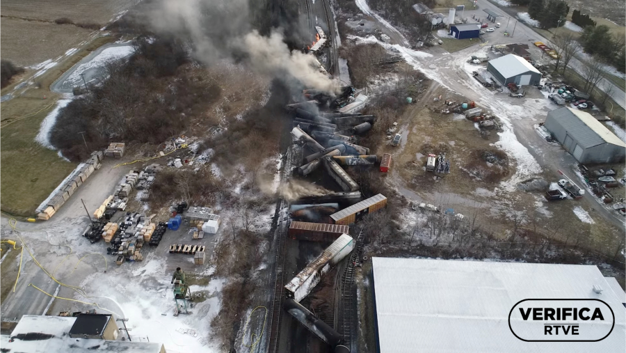 Imagen publicada por la NTSB que muestra el descarrilamiento de un tren de cargo en East Palestine (Ohio), con el sello 'VerificaRTVE' en negro