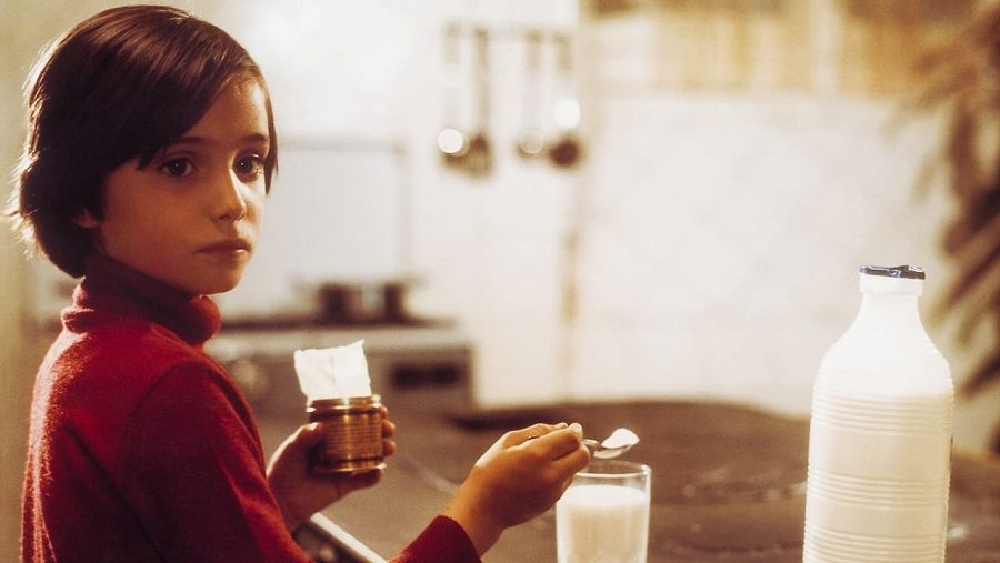 Ana Torrent en una escena de 'Cría cuervos' (1975)