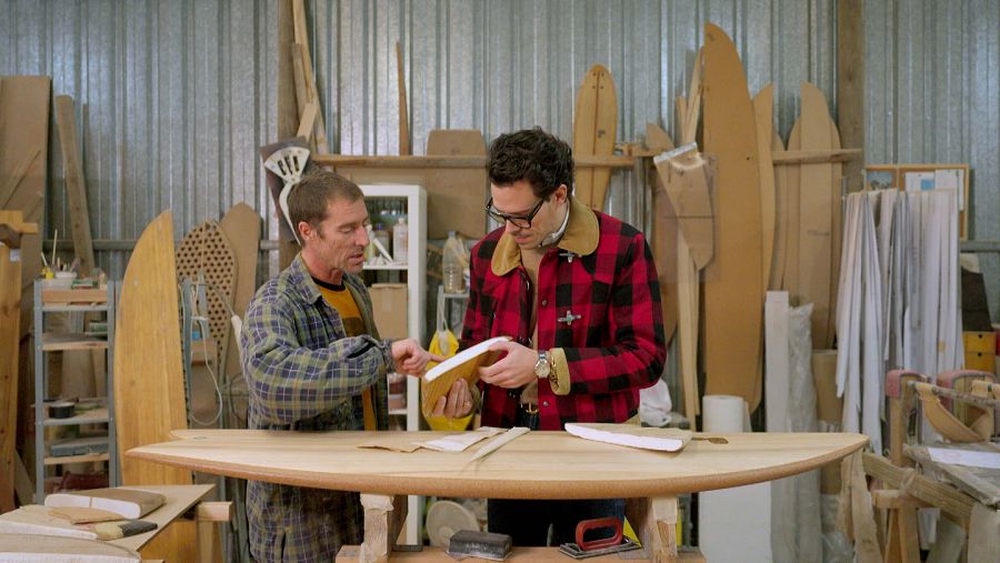 Sergi Galanó a Juan Avellaneda a l'estudi de l'artesà de planxes de surf a 'Fet a mà'