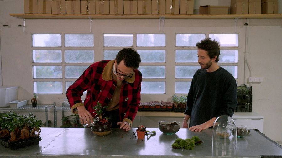 Joan Català li ensenya a crear una kokedama a Juan Avellaneda a 'Fet a mà'