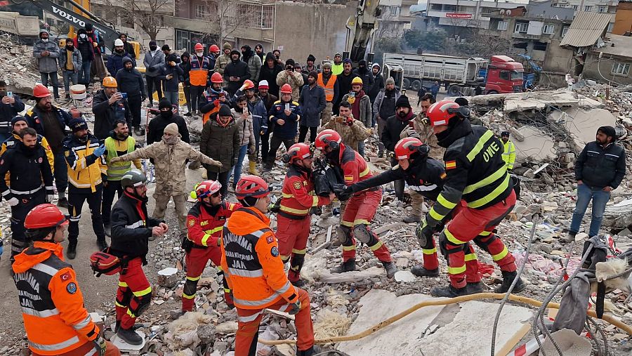El rescate tuvo lugar en la ciudad turca de Nurdagui, en la provincia de Gaziantep, tras la detección con geófonos de señales de vida. EFE/UME/Ministerio de Defensa 