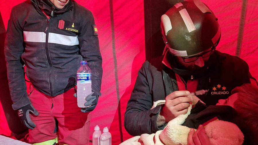 Efectivos de la Unidad Militar de Emergencia (UME) con el pequeño Muslin tras su rescate. EFE/UME/Ministerio de Defensa