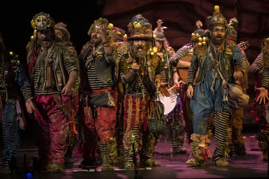 La comparsa 'La ciudad invisible', en el teatro Falla en la Gran Final del COAC 2023. 