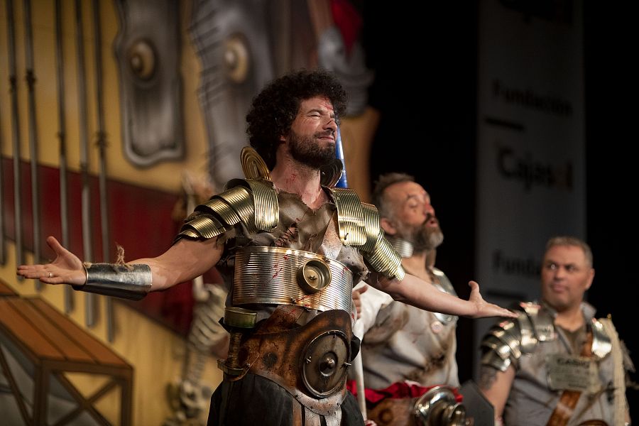 Integrantes del cuarteto 'Escuela taller de gladiadores el Pópulo', en la Gran final del Concurso de Agrupaciones Carnavalescas.
