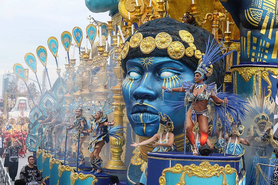 Integrantes de la escuela de samba del Grupo Especial Gaviões da Fiel desfilan en el sambódromo de Anhembí en Sao Paulo