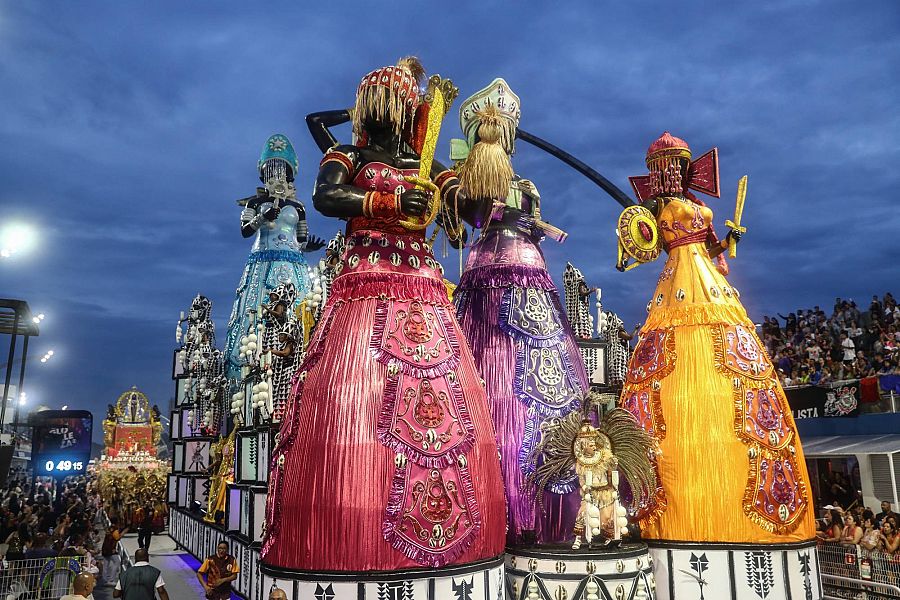 Integrantes de la escuela de samba del Grupo Especial Tom Maior desfilan en el sambódromo de Anhembí en Sao Paulo