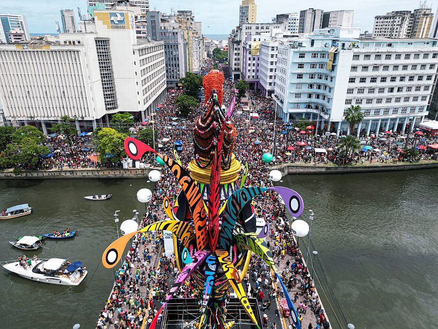 Comparsa callejera 'Galo da Madrugada' en un desfile de carnaval en Recife