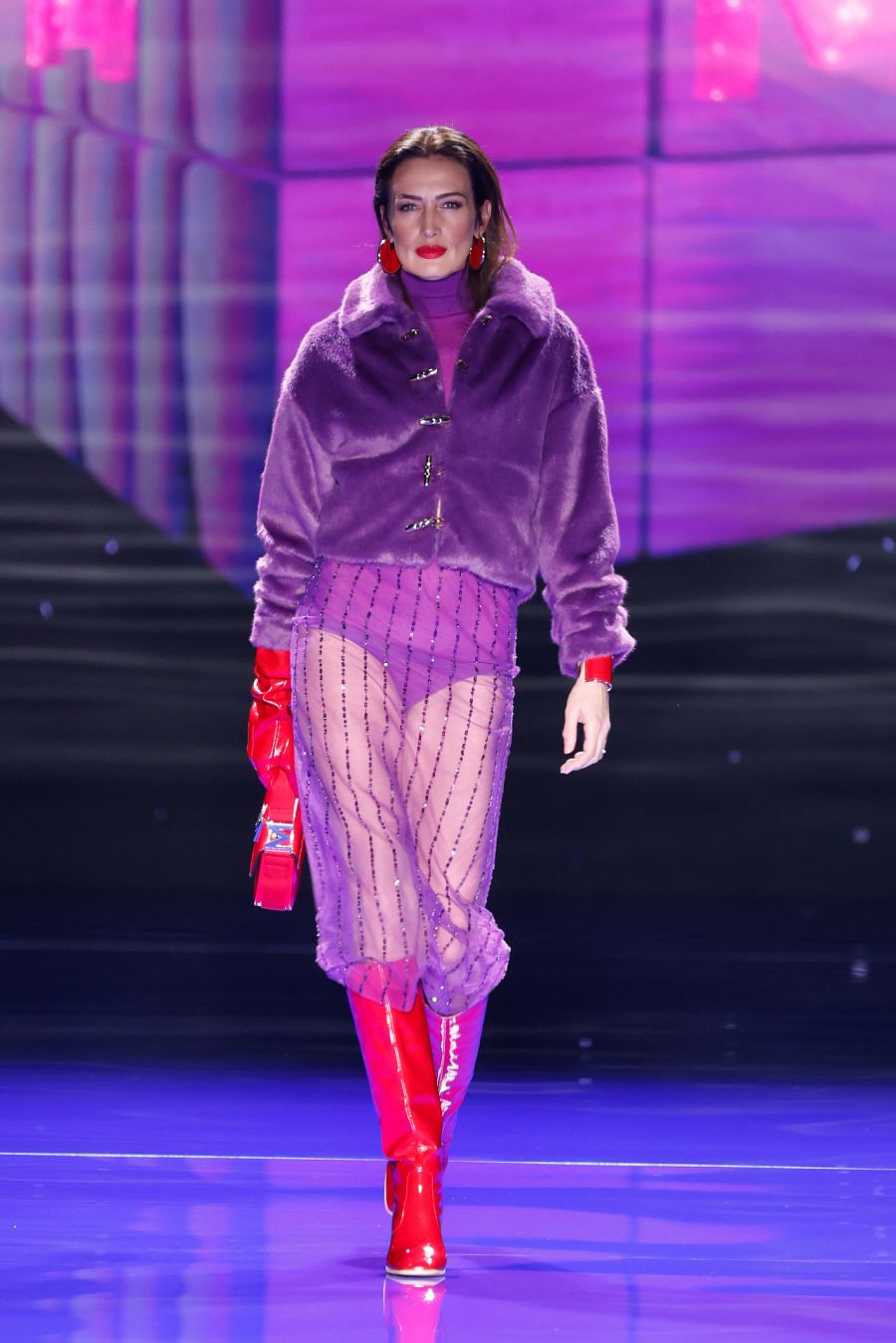 MBMFW 2023: Nieves Álvarez desfila para Lola Casademunt by Maite con un conjunto morado