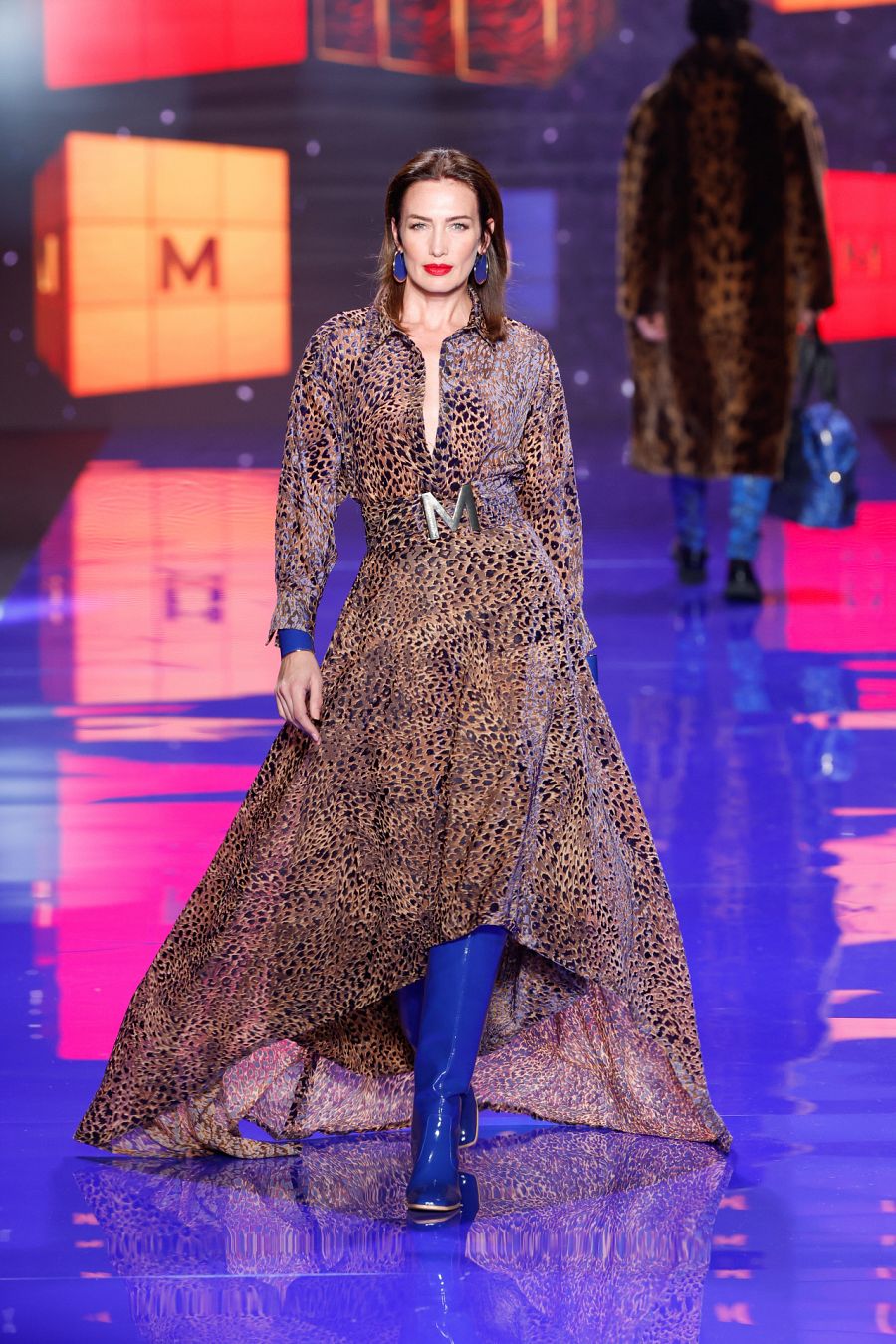 MBMFW 2023: Nieves Álvarez desfila para Lola Casademunt by Maite con un vestido de estampado animal