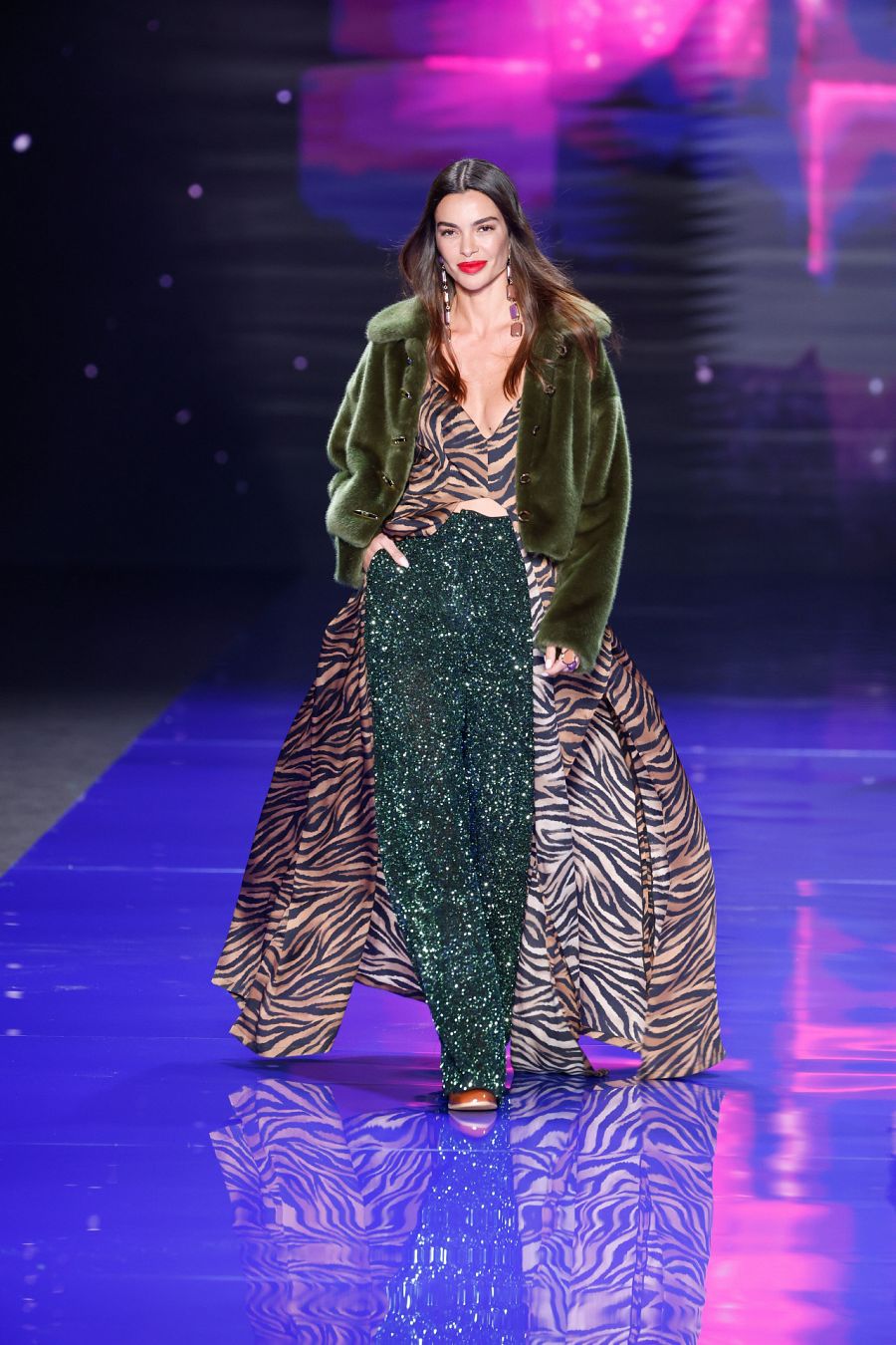 Joana Sanz desfila para Lola Casademunt by Maite con un 'look' de estampado cebra con una chaqueta verde larga