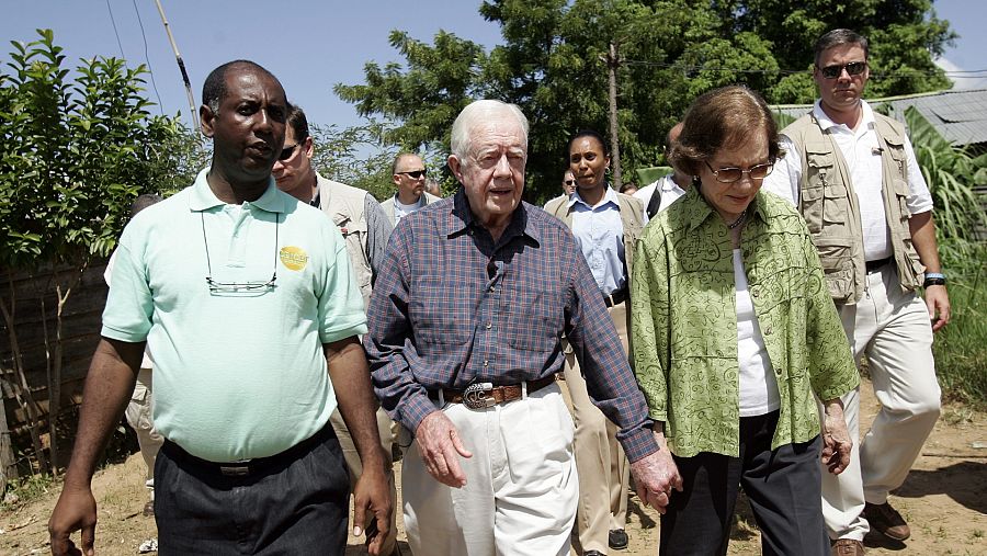 El expresidente de EE.UU. Jimmy Carter y su esposa Roselynn visitan proyectos para la erradicación de la malaria en República Dominicana y en Haití.