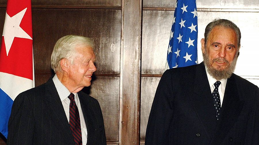 Foto de archivo del presidente cubano, Fidel Castro, junto al expresidente estadounidense Jimmy Carter, durante una visita que este último realizó a La Habana, Cuba, en 2002.