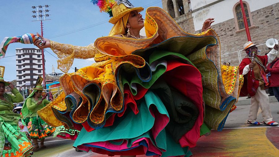 Integrantes de una comparsa participan en un desfile de carnaval en Oruro