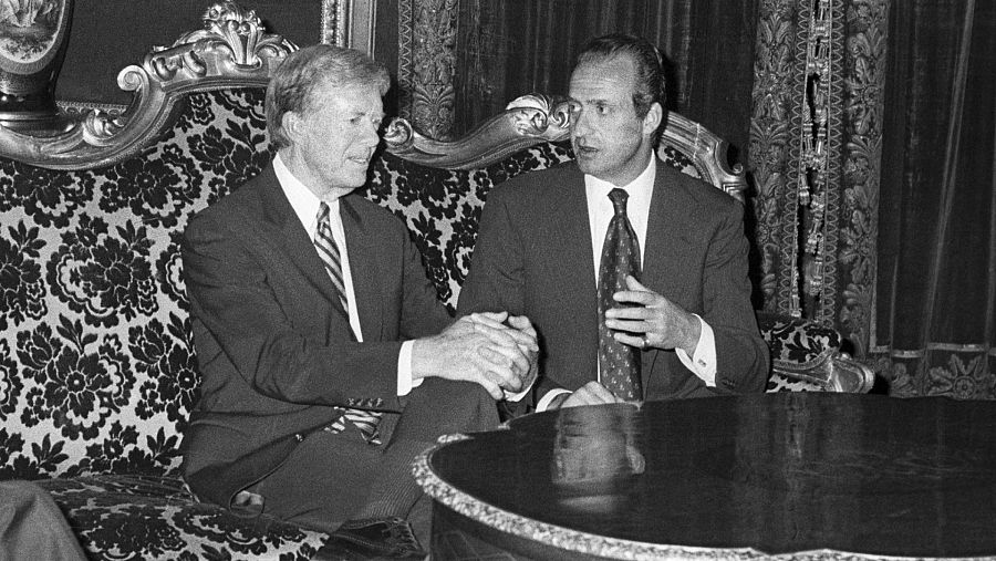 Juan Carlos conversa con el presidente de los Estados Unidos, Jimmy Carter, durante su visita oficial a España en 1980.