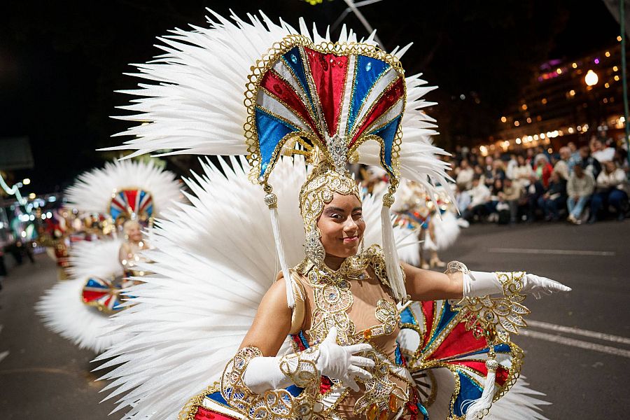 Una bailarina de la comparsa Los Rumberos durante el concurso Ritmo y Armonía en Santa Cruz de Tenerife